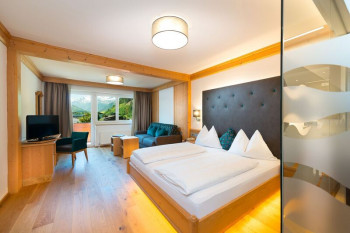 Urquellzimmer mit verglasten Bad
