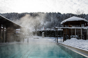 beheizter Außenpool im Winter