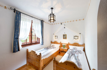 Kinderzimmer im Schloss mit Ritterbettwäsche