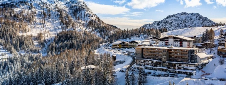 Aussenansicht Falkensteiner Hotel Sonnenalpe im Winter
