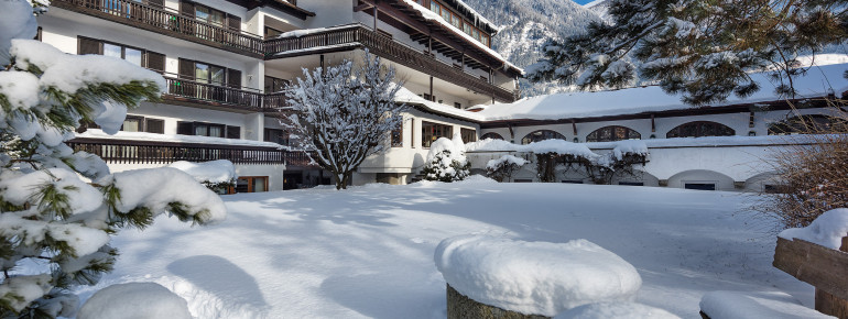 Hotelgarten mit Sonnenterrasse