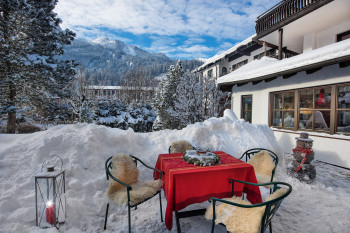 Hotelgarten mit Sonnenterrasse