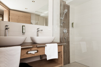 Geräumiges Badezimmer