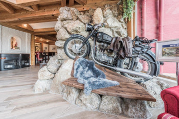 Oldtimer BMW Motorrad im Eingangsbereich