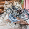 Oldtimer BMW Motorrad im Eingangsbereich