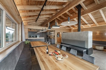 Wohnstube am Kamin im Chalet
