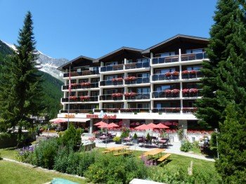 Hotelansicht im Sommer