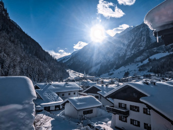 Aussicht vom Zimmer über das verschneite Winterwundertal