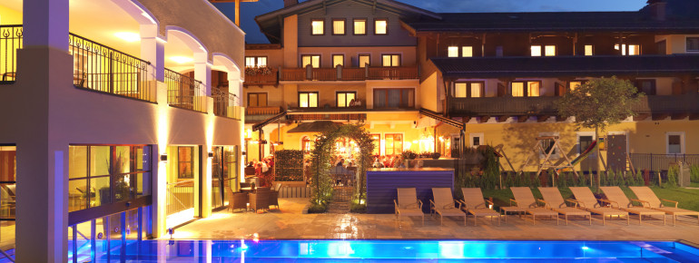 Pool im Sommer und bei Nacht