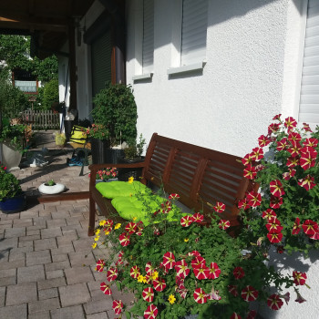 Gartenbank zum Rasten nach einem langen Wandertag für unsere Gäste