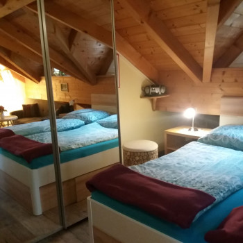 Grosser Spielgelschrank