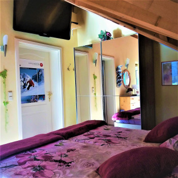Riesen Flat TV mit 119 cm BilddiagonaleGrosser Schiebetürenspiegelschrank