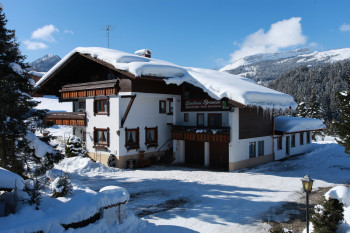 Hausansicht Winter mit Blick zum Ifenplateau