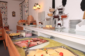 Impressionen Buffet mit gesunder Müsliecke und hausgemachte Marmelade