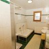 Badezimmer mit Badewanne, Dusche, Doppelwaschbecken, Fenster, Lüfter,WC separat