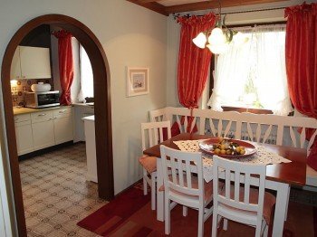 Blick vom Esszimmer in die Küche