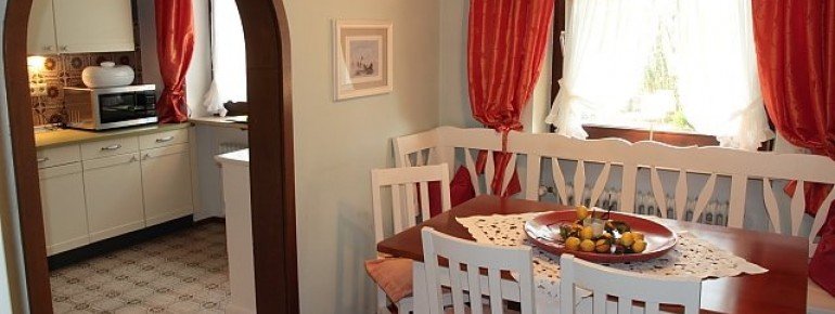Blick vom Esszimmer in die Küche