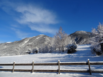 Winterwanderweg hinter dem Haus