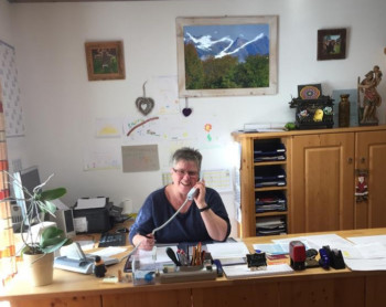 Wochentags begrüßt Sie Frau Rosi Ladwig recht herzlich ab 8:00 Uhr am Telefon oder persönlich an der Rezeption