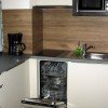 MODERNE KÜCHE mit Grill-Mikrowelle, Geschirrspüler usw..