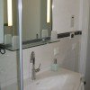 modernes Badezimmer mit Regendusche, Radio, Handtuchtrockner ...