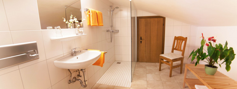 Badezimmer bei Familienzimmer ohne Balkon (Mansarde)