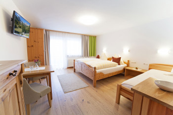 Dreibettzimmer mit Balkon