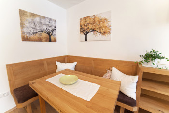 Sitzecke im Familienzimmer mit Balkon