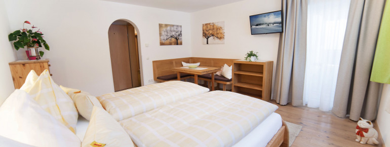 Familienzimmer mit 2 getrennten Räumen und Verbindungstüre, mit Balkon