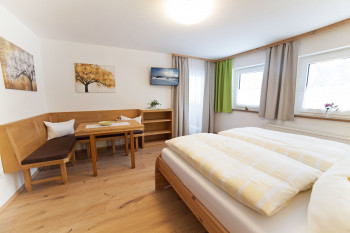 Familienzimmer mit 2 getrennten Räumen und Verbindungstüre, mit Balkon