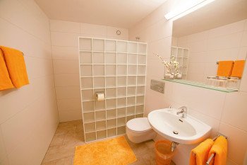 Badezimmer mit Dusche