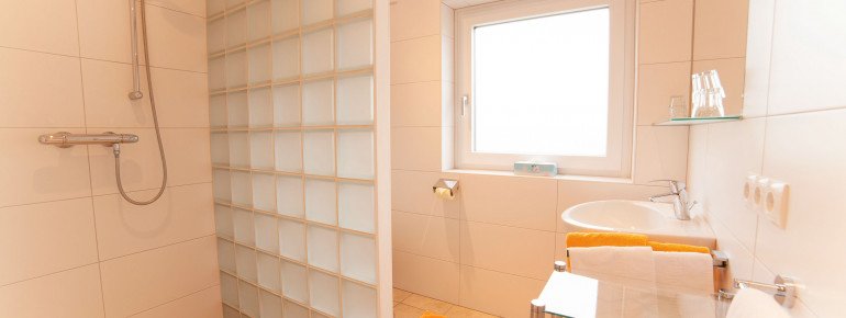 Badezimmer mit Dusche