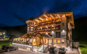Landhotel Maria Theresia Fassade bei Dämmerung