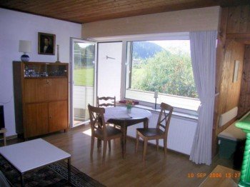 Wohnzimmer Blick z. Balkon