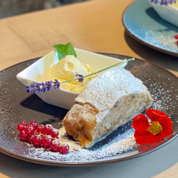 Hausgemachter ofenwarmer Apfelstrudel