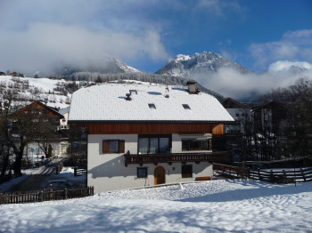 Ciasa Morin mit Bergkulisse