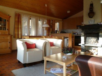 Offene Kamin mit Sicht nach moderne Küche