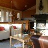 Offene Kamin mit Sicht nach moderne Küche