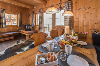 Wohnraum mit Essecke im Hüttendorf Maria Alm
