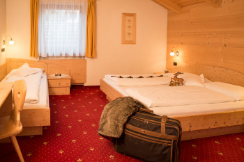 Alle unsere Schlafzimmer sind mit massivem, lokalem Fichtenholz eingerichtet
