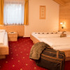 Alle unsere Schlafzimmer sind mit massivem, lokalem Fichtenholz eingerichtet