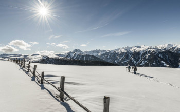 Unberührter Schnee so weit das Auge reicht: Schneeschuhwandern auf der Lüsner Alm