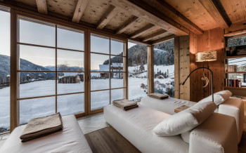 Entspannen vor verschneiter Bergkulisse im Naturellness®Spa