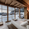 Entspannen vor verschneiter Bergkulisse im Naturellness®Spa