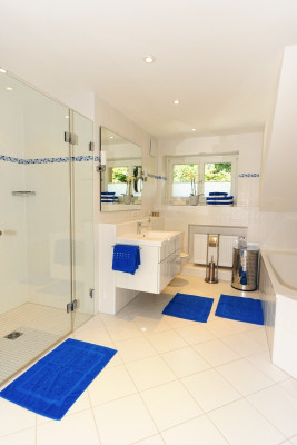 Bad mit Badewanne, Dusche, Waschmaschine, Trockner