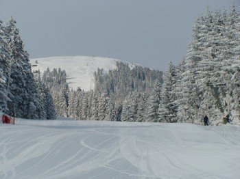 Skipiste bei der Hütte frisch präpariert