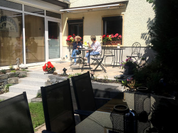 Die Frühstücksterasse im Garten der Pension Teuber