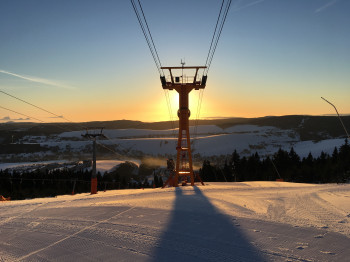 Sonnenaufgang über der schwarzen Piste