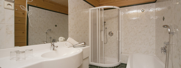 Badezimmer mit Badewanne, WC getrennt