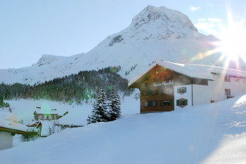 Unser Stammhaus mit Blick von der Piste
